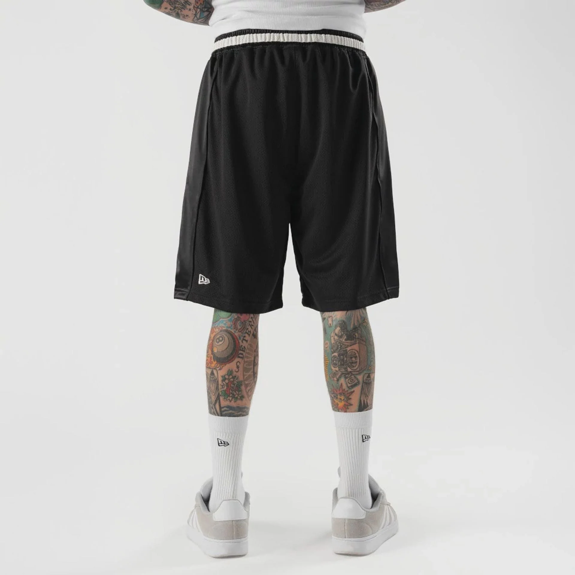 New Era Bermuda Black Oversized Shorts - Image 2