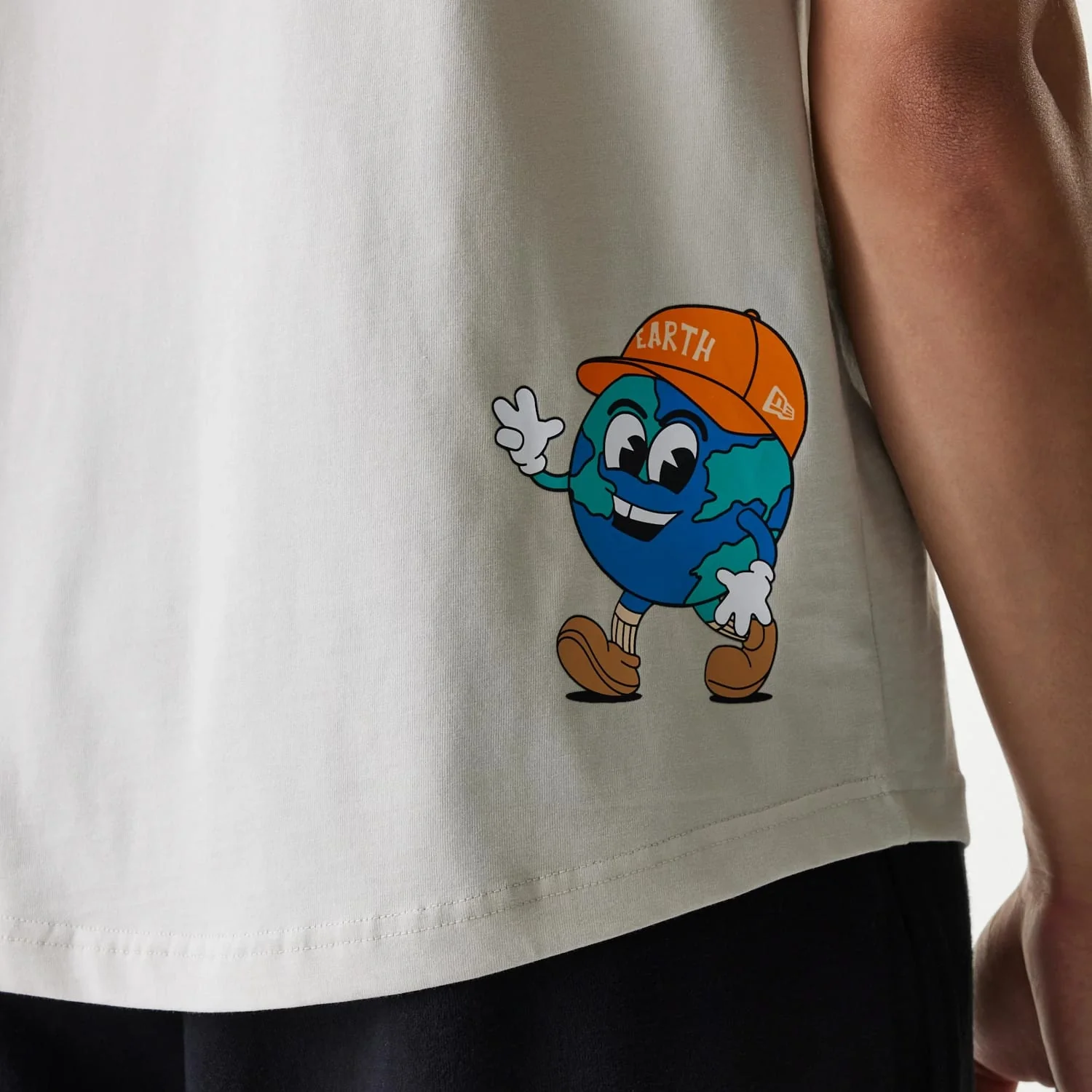 New Era Outdoor Earth Day Stone Side Pocket T-Shirt - Image 4
