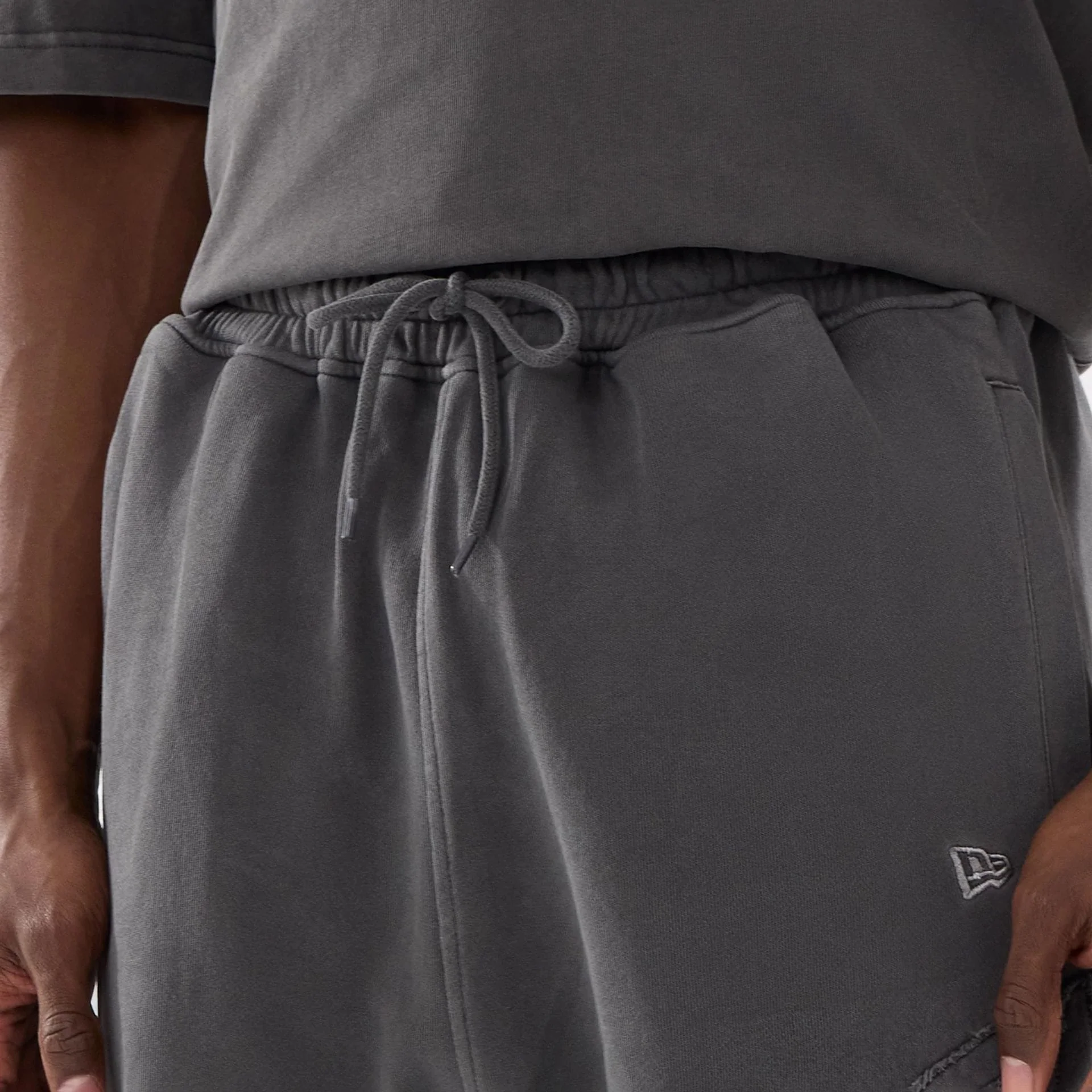 New Era Street Archived Black Oversized Shorts - Image 6