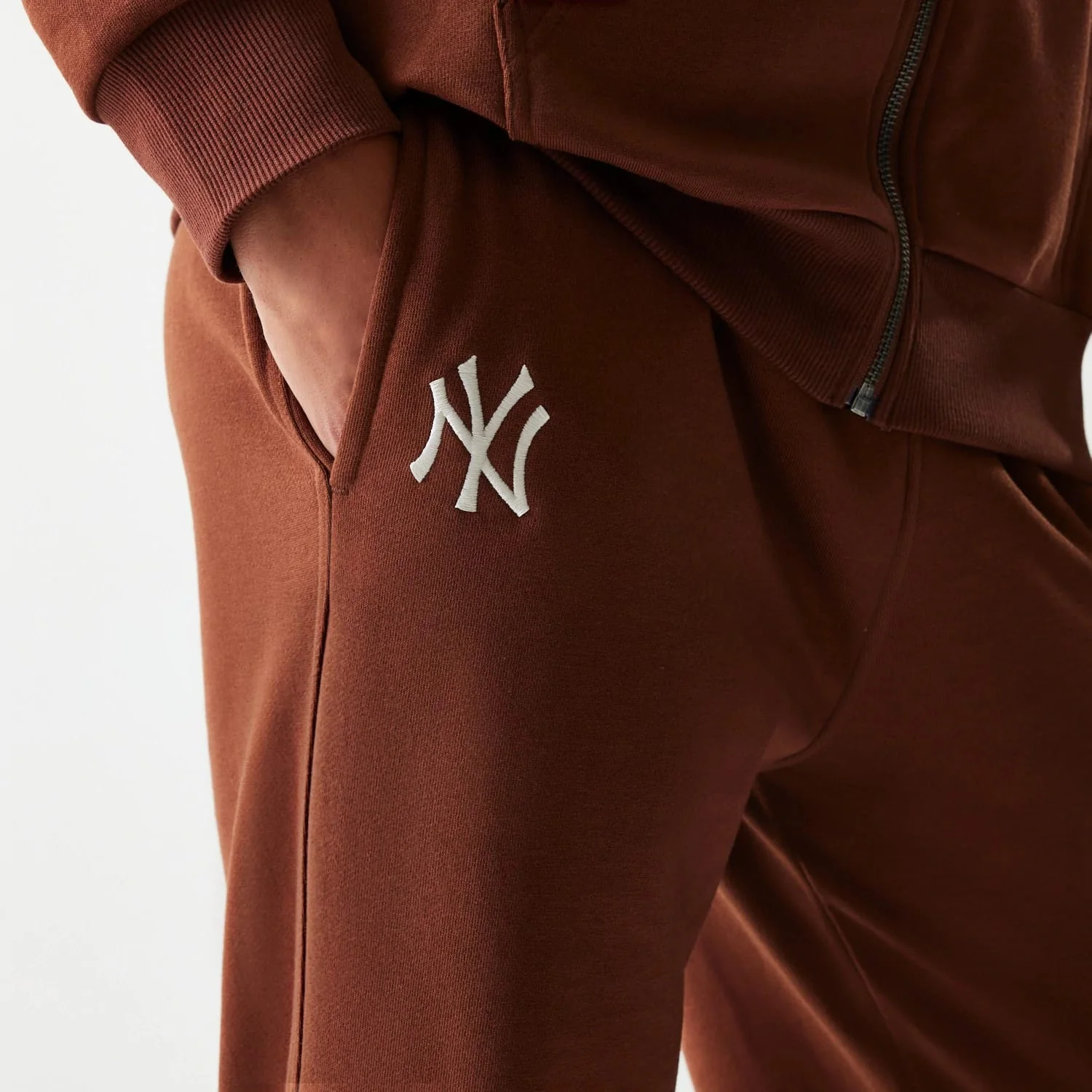 New York Yankees MLB Midi League Essential Brown Joggers - Image 3