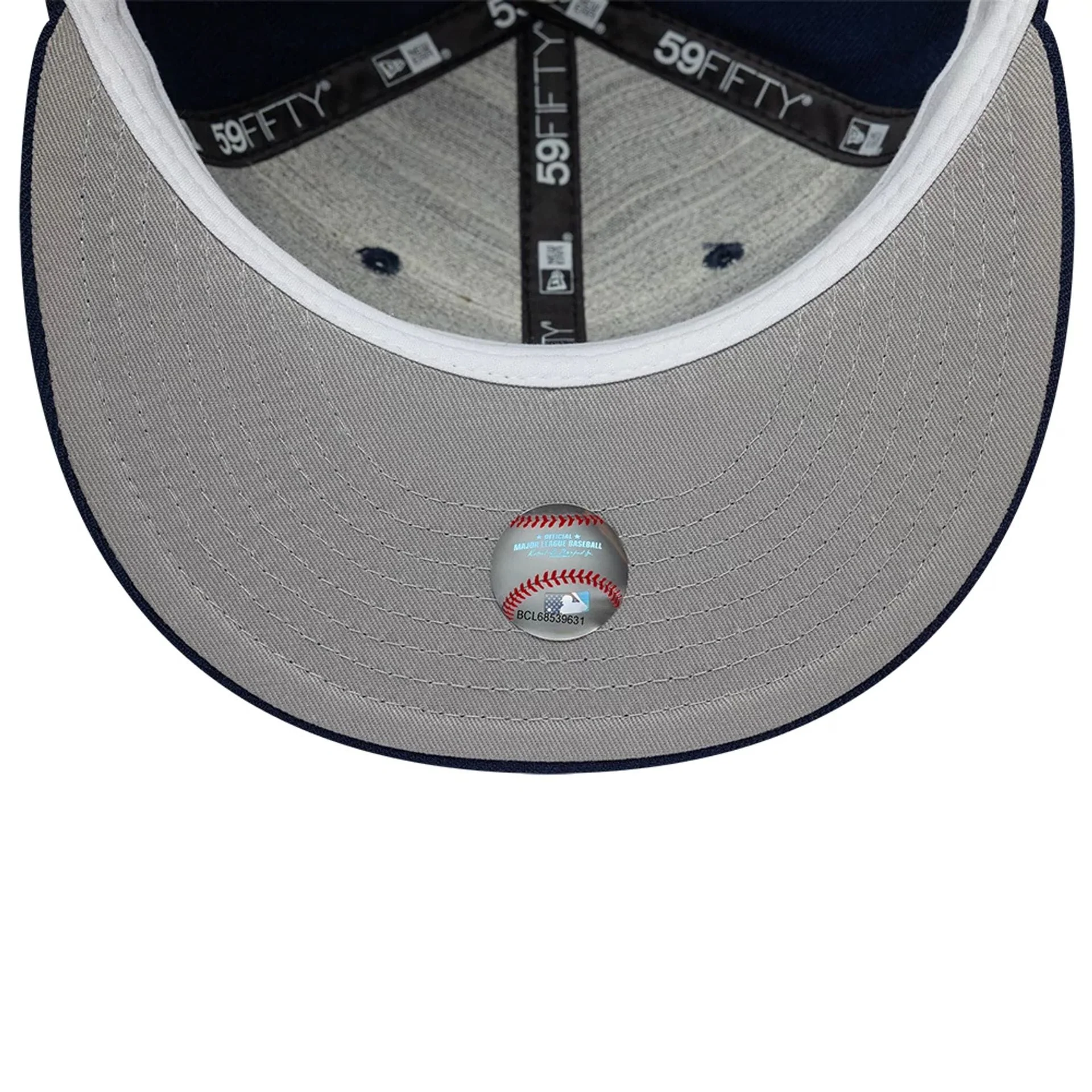 New York Yankees MLB Reserve Dark Blue 59FIFTY Fitted Cap - Image 2