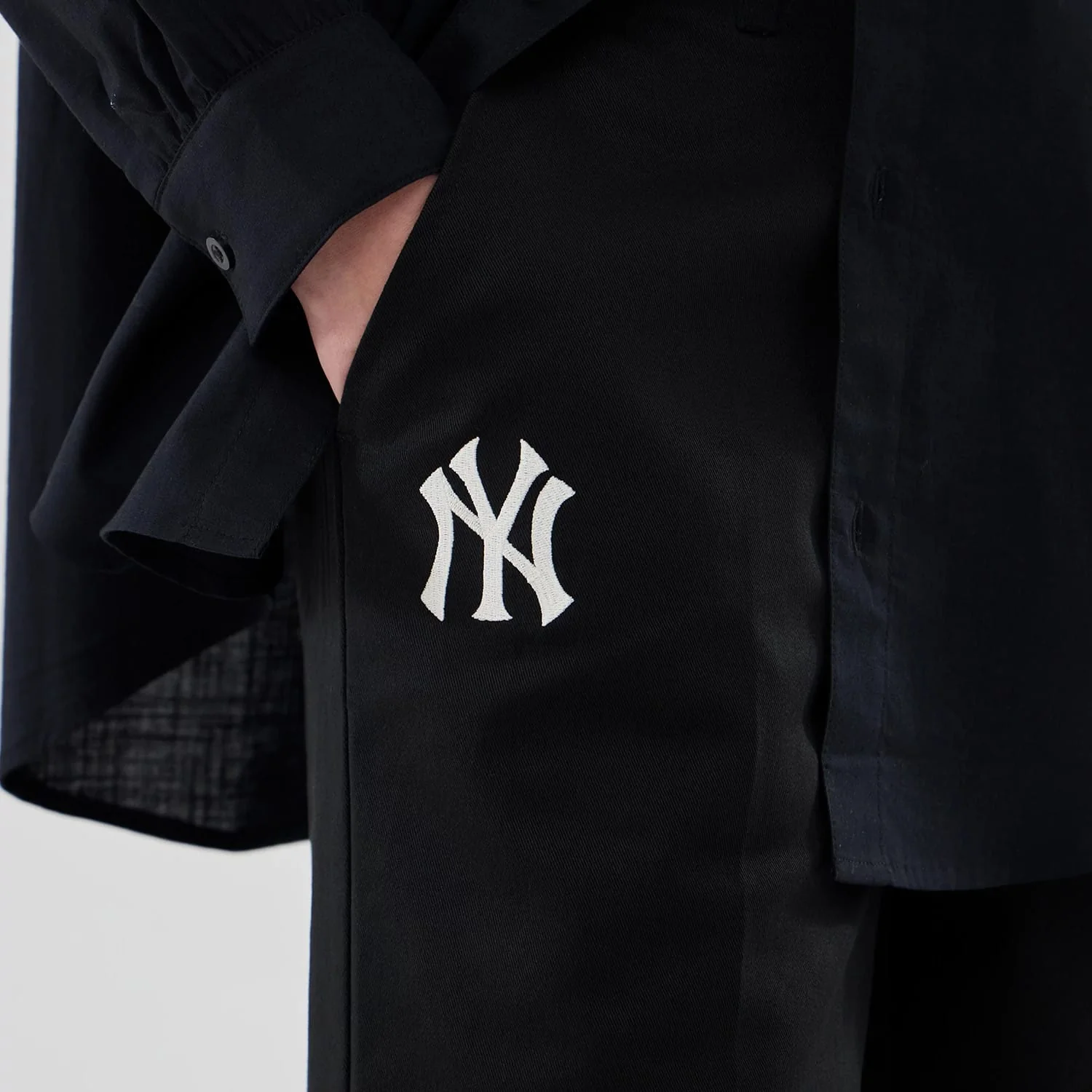 New York Yankees Womens MLB Black Chino Trousers - Image 4