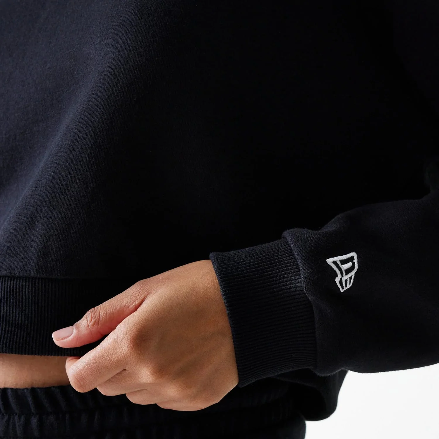 New York Yankees Womens MLB Midi League Essential Black Cropped Crew Neck Sweater - Image 5
